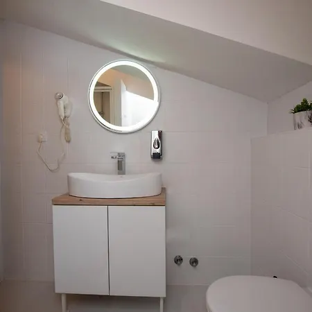 Tomi Ciovo Apartment