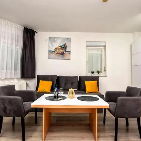 Tomi Ciovo Appartement *